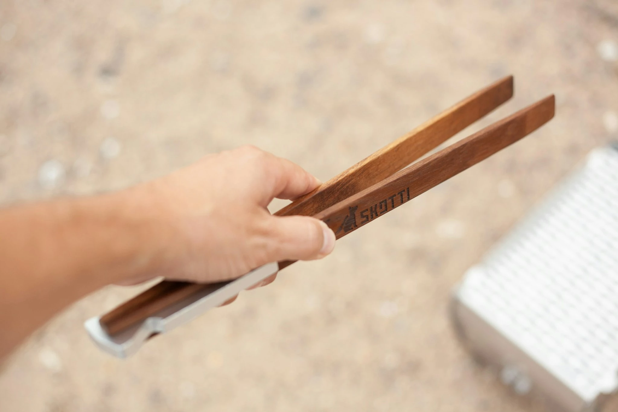 SKOTTI Tongs (Grillzange) – Bild 4